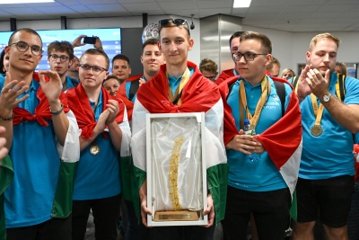 Węgierska drużyna witana na lotnisku