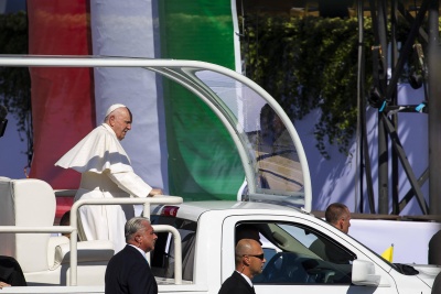 Papież Franciszek w drodze na mszę w Budapeszcie