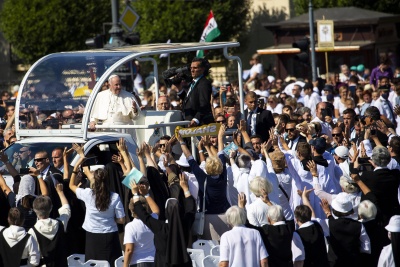 Papież Franciszek wśród tłumu wiernych w Budapeszcie