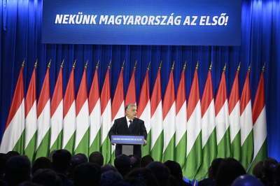 Premier Viktor Orbán na tle flag 