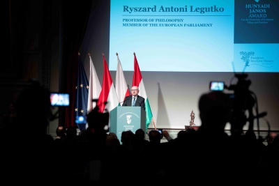  Prof. Ryszard Legutko przemawia podczas gali wręczenia Nagrody Jánosa Hunyadiego.