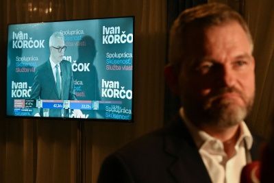 Kandydat na prezydenta Peter Pellegrini (na pierwszym planie z prawej) w swojej podczas wieczoru wyborczego w Bratysławie, 23 marca 2024 roku. W tle na ekranie telewizora zwycięzca pierwszej tury wyborów prezydenckich Ivan Korčok.
